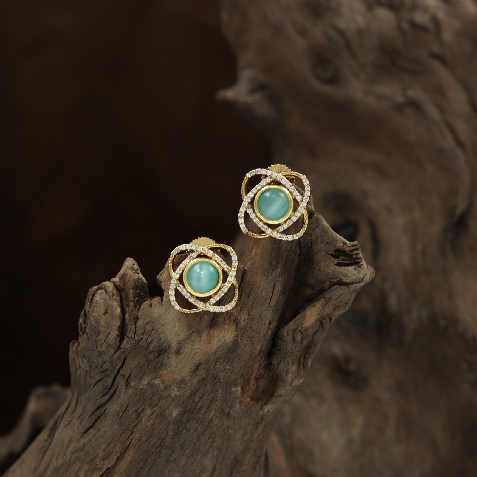 Twisted Loop Victorian Stud with Central Round Panel and Framed Edges