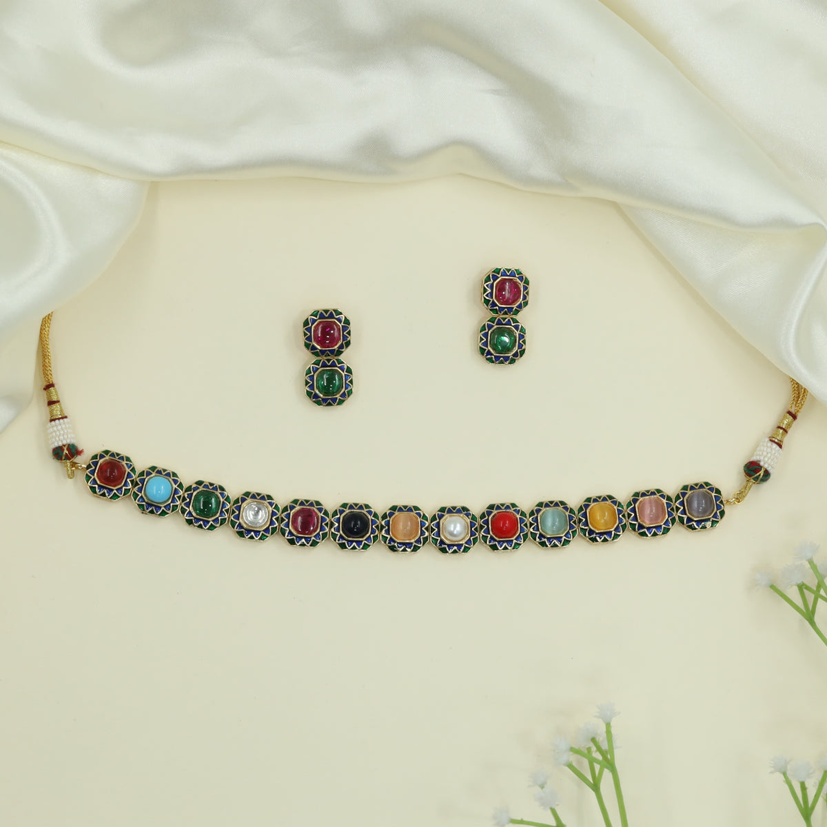 Branched Frame Kundan Choker with Repeated Polygon Units and Structured Band