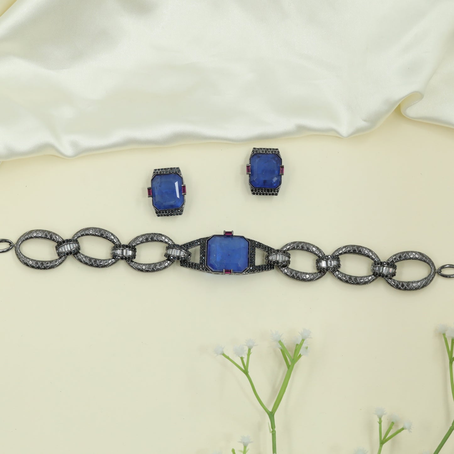 Continuous Infinity Link Choker with Structured Cushion Panel and Side Bar Accents