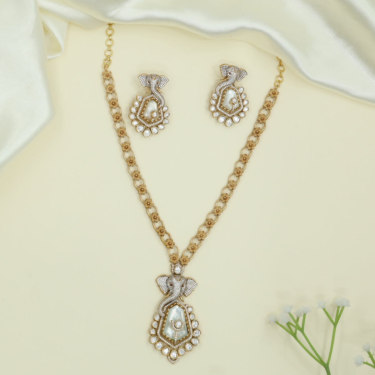 Detailed Link Kundan Chain with Pendant and Ganesha Form with Hanging Drop