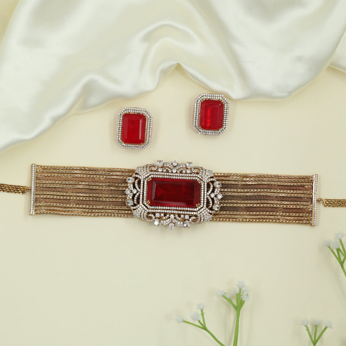 Quartz Structured Gold Choker with Parallel Lines and Highlighted Centre Plate