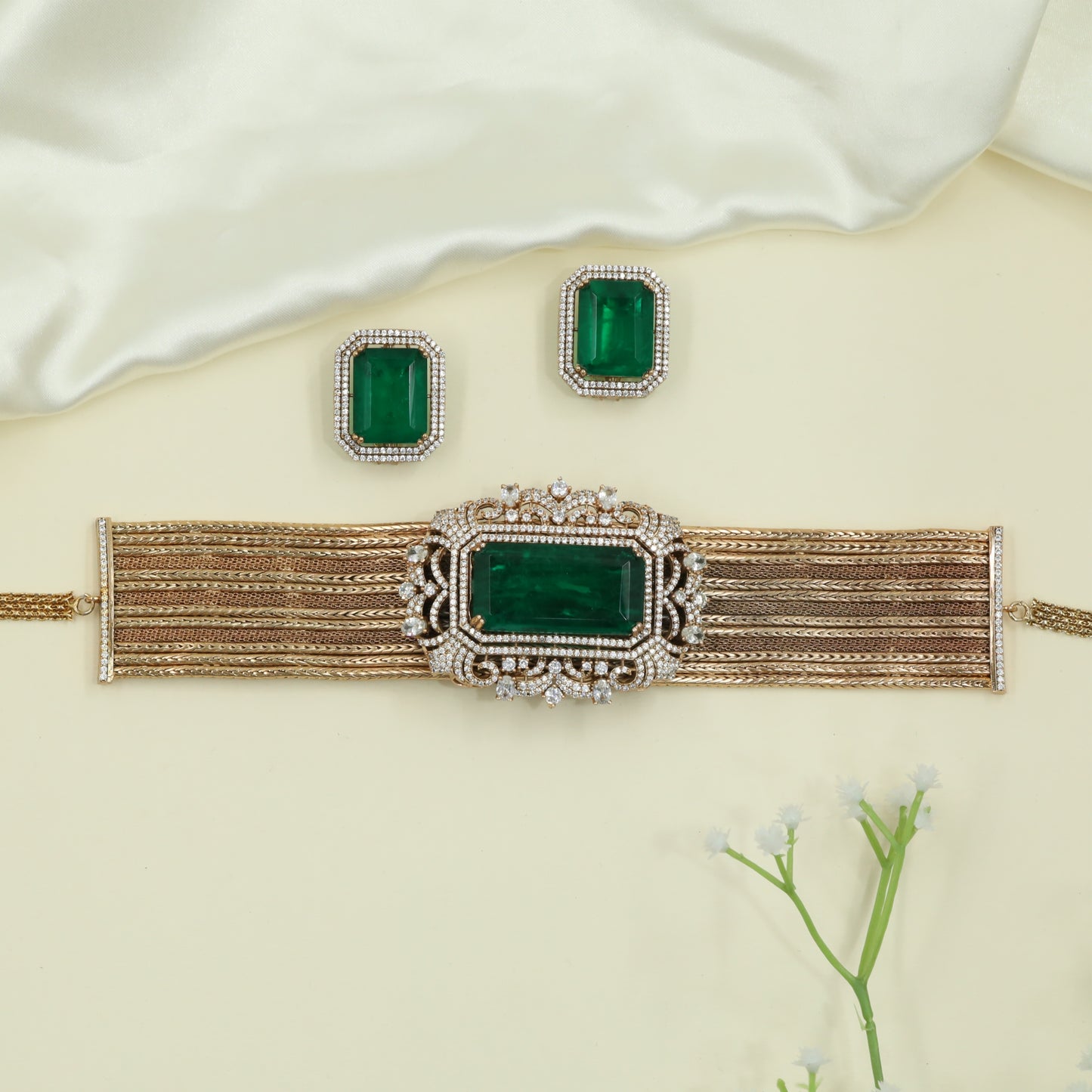Quartz Structured Gold Choker with Parallel Lines and Highlighted Centre Plate