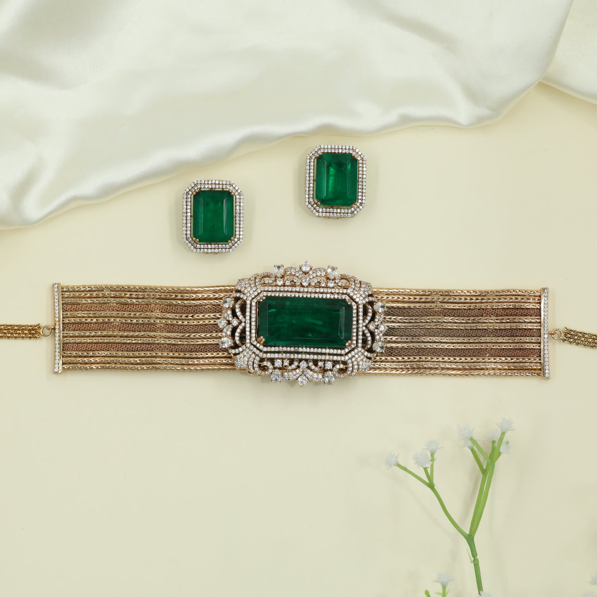 Quartz Structured Gold Choker with Parallel Lines and Highlighted Centre Plate