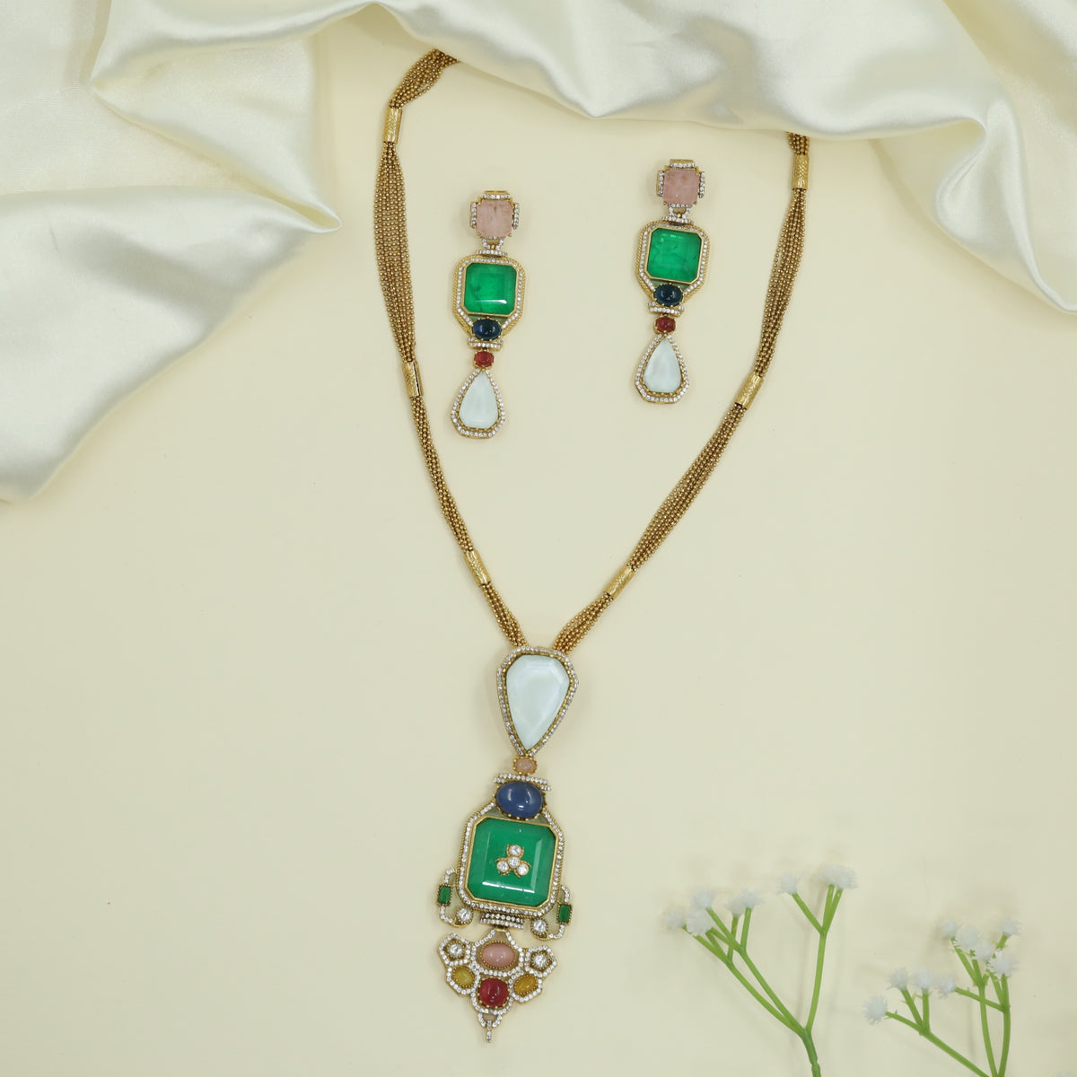 Aureate Rope Link Kundan Chain with Pendant Featuring Tiered Drop Arrangement