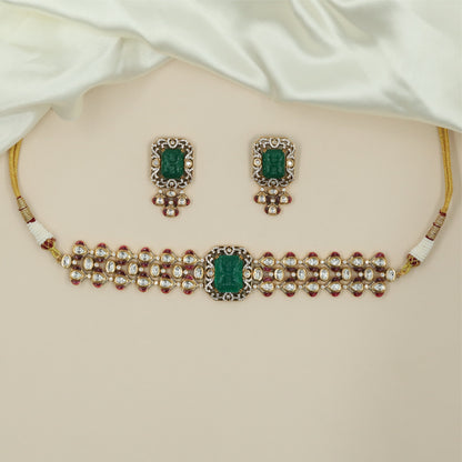 Flowing Compact Pattern Kundan Choker with Rectangular Highlight and Clustered Links