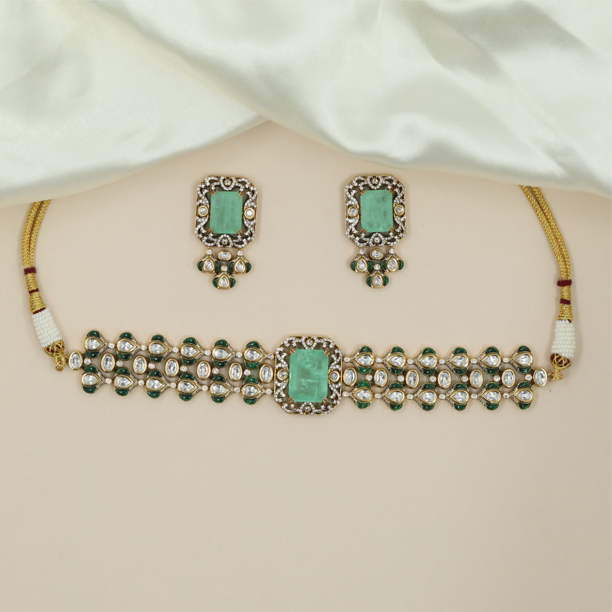 Flowing Compact Pattern Kundan Choker with Rectangular Highlight and Clustered Links