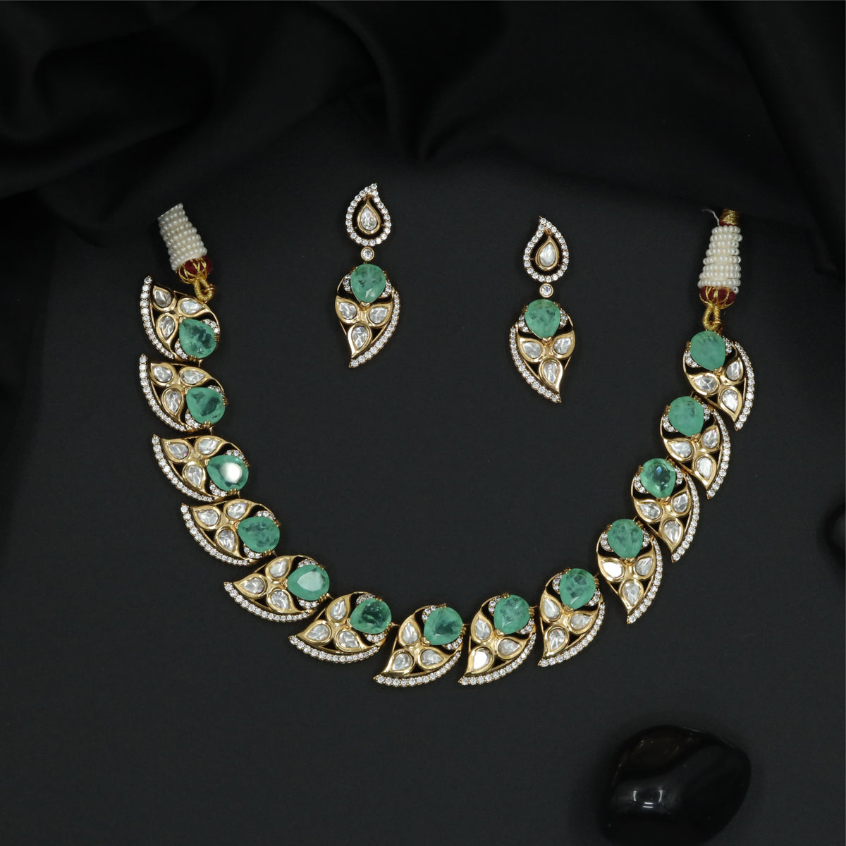 Angular Leaf Panel Kundan Necklace with Curved Units and Central Flow