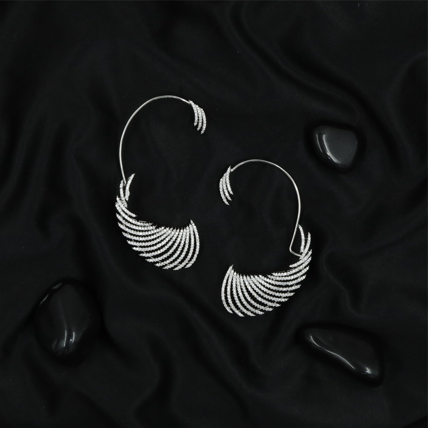 Radiant fan Ear bluetooth with curved hook frame and layered arc rows