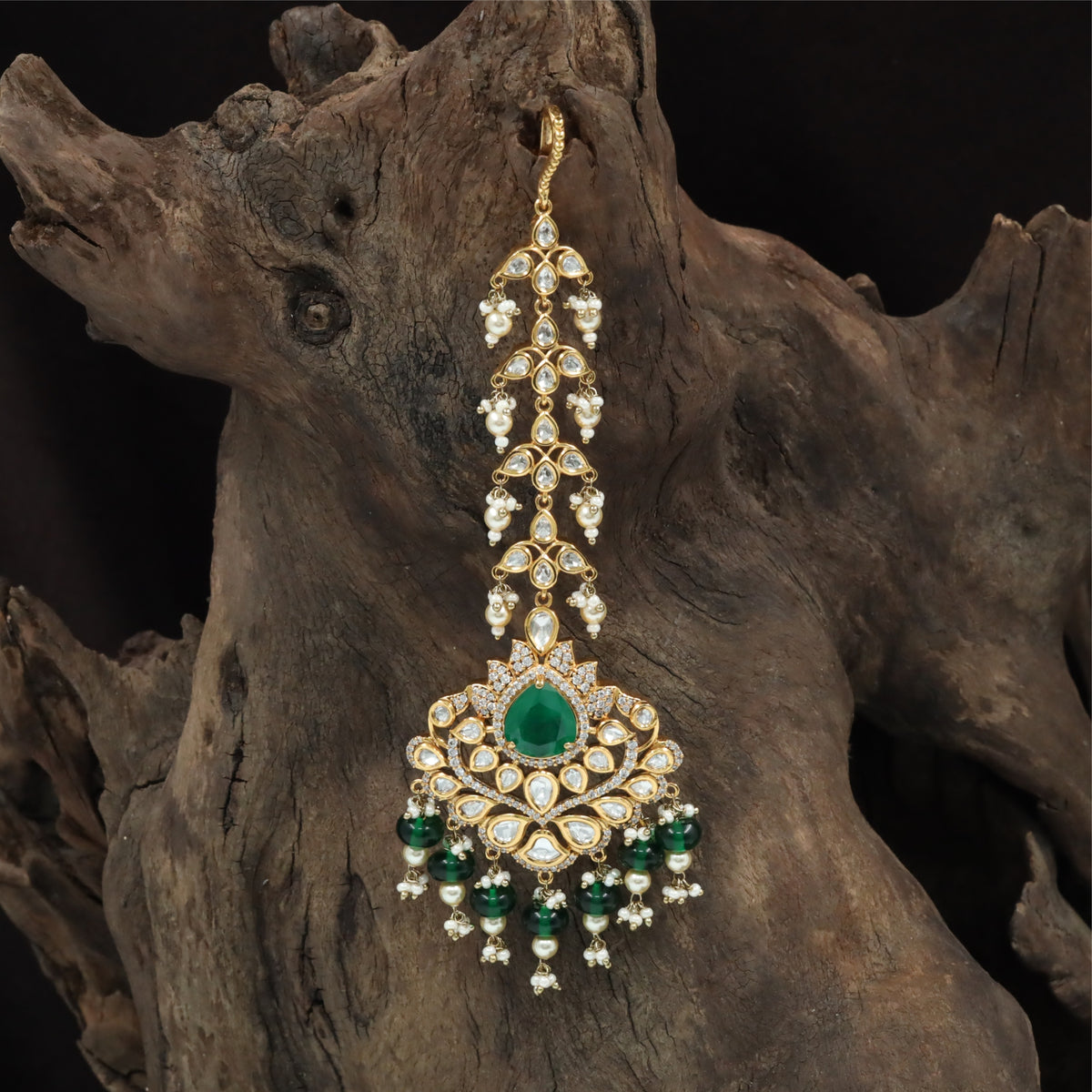 Elegant Forehead Tikka with Repeating Link Motifs and Wide Pendant Spread