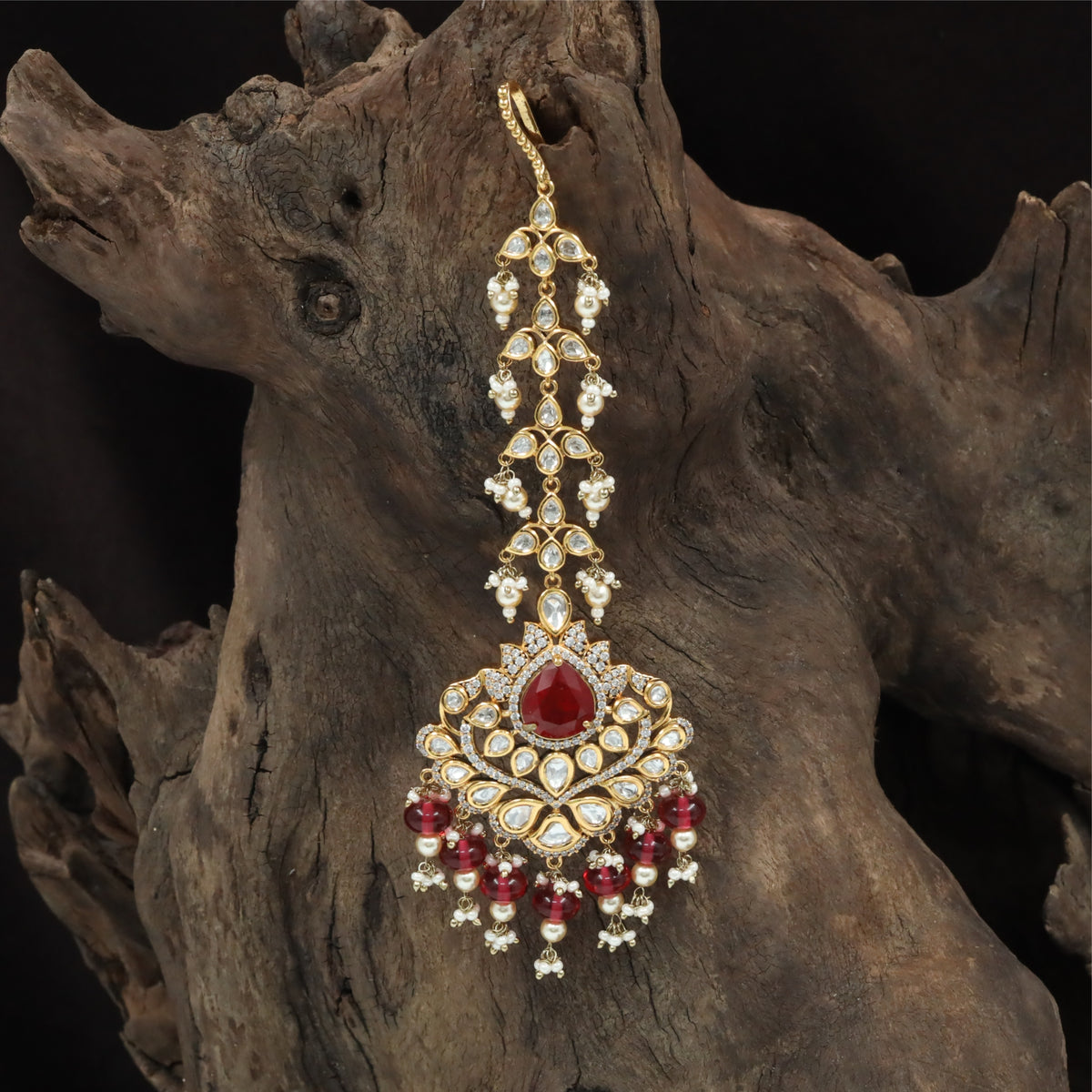 Elegant Forehead Tikka with Repeating Link Motifs and Wide Pendant Spread
