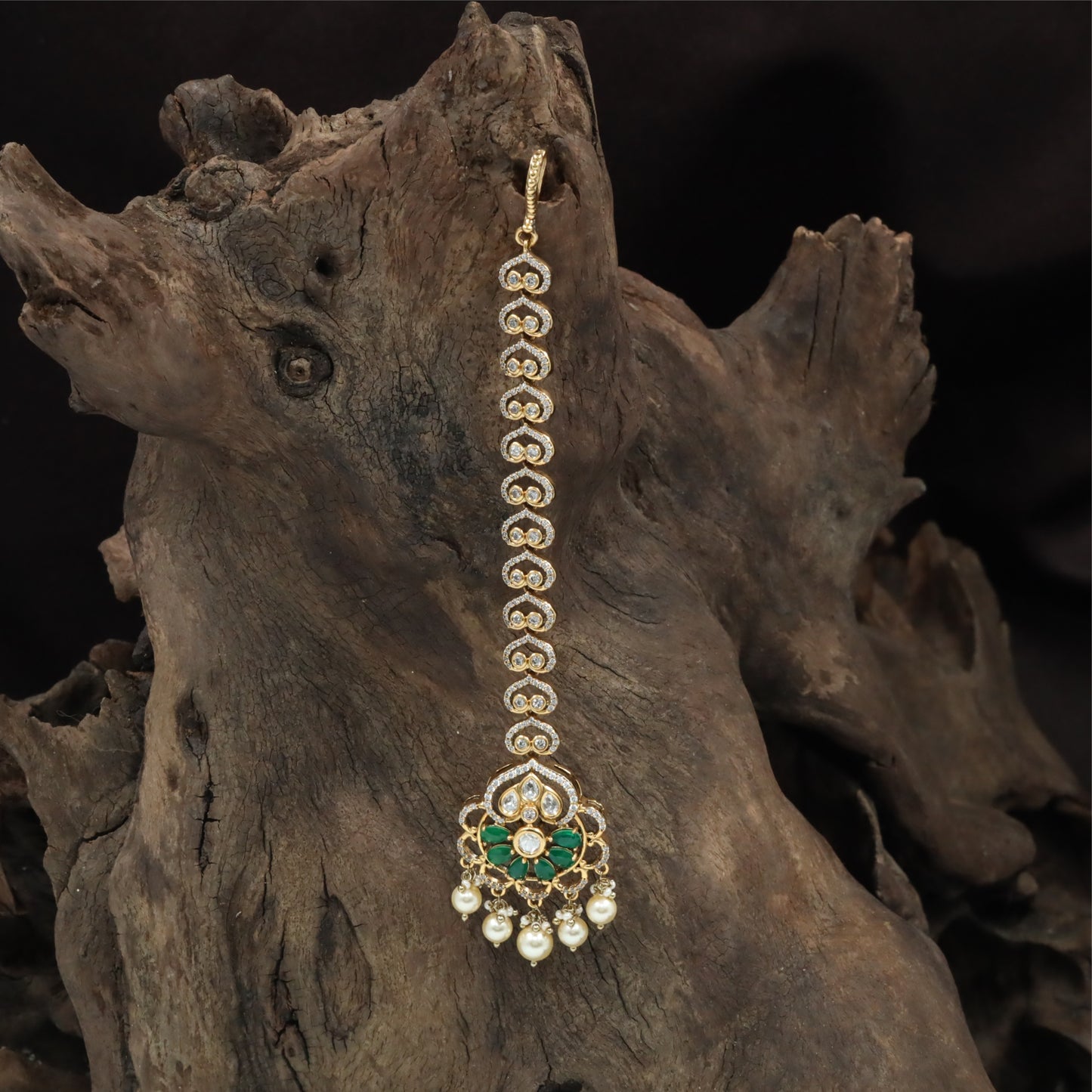 Intricate Pattern Kundan Tikka with Repeating Curved Links and Drop Edge Base