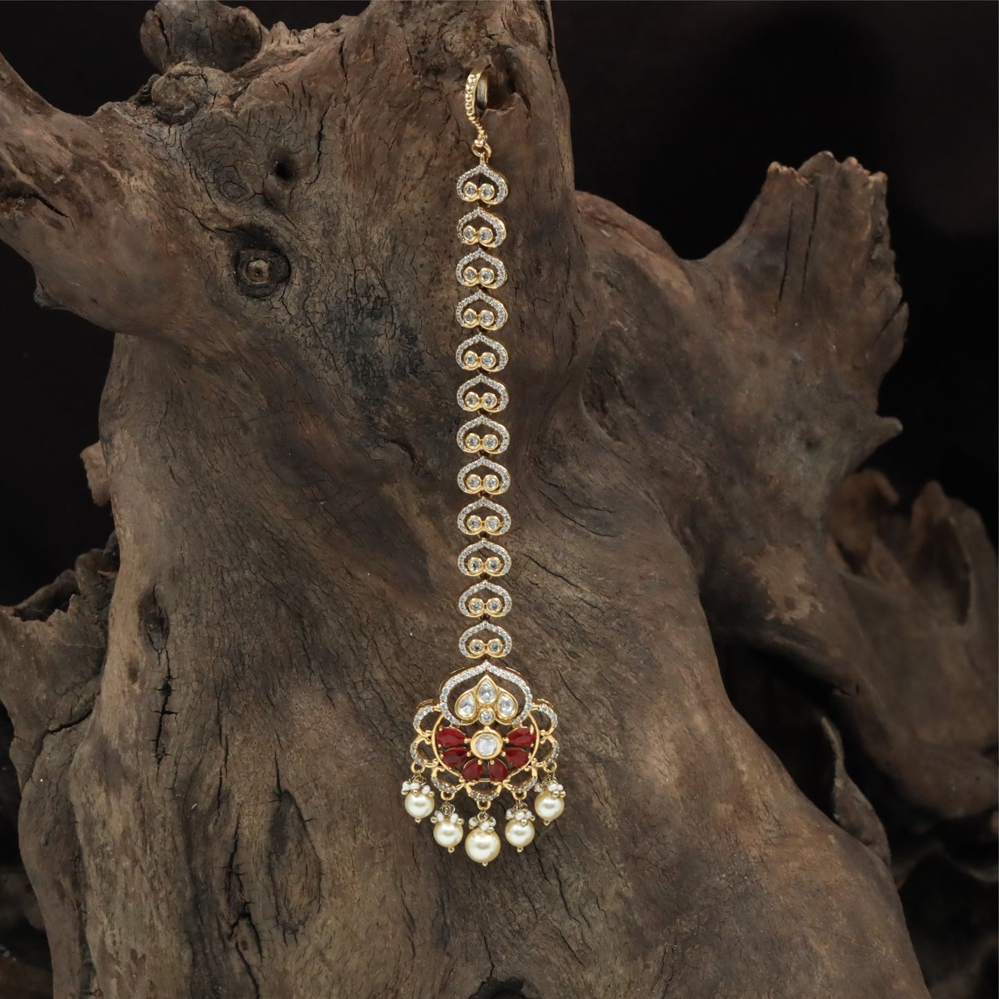Intricate Pattern Kundan Tikka with Repeating Curved Links and Drop Edge Base