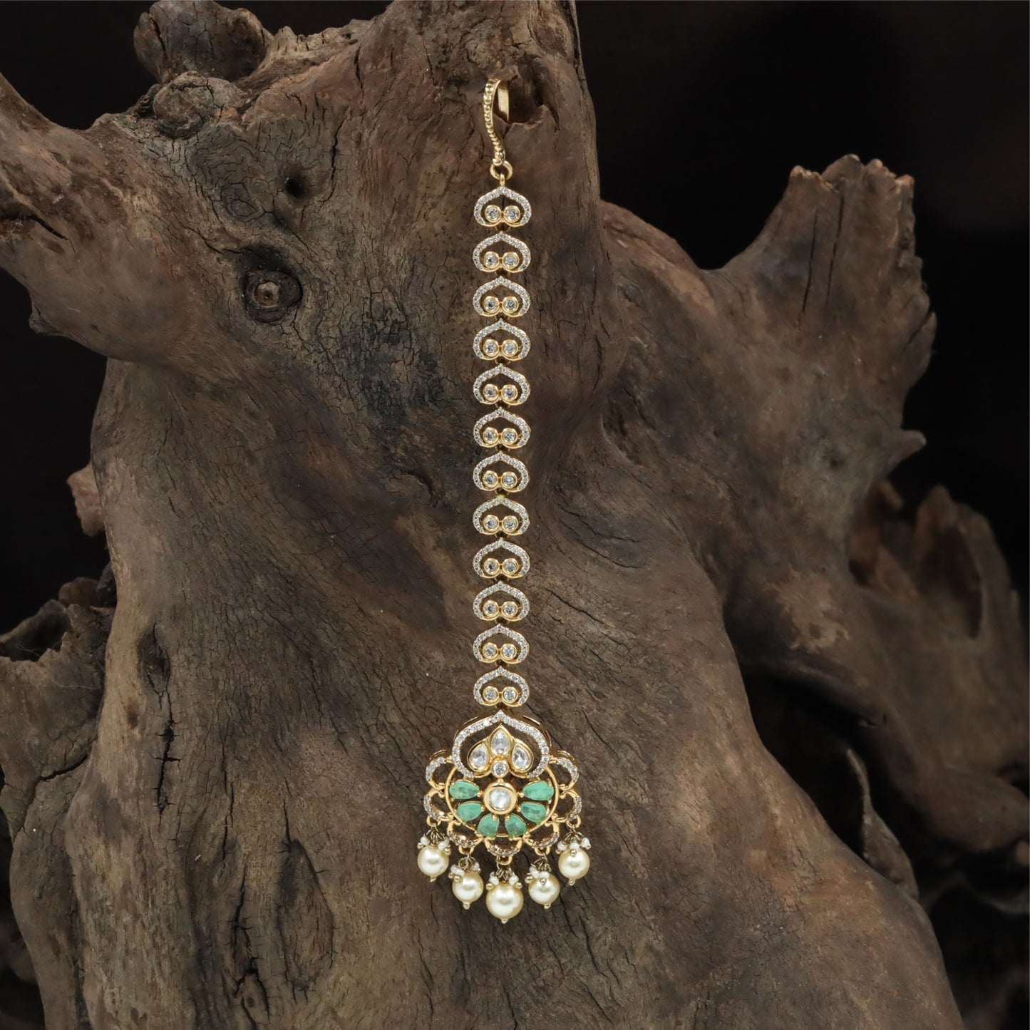 Intricate Pattern Kundan Tikka with Repeating Curved Links and Drop Edge Base