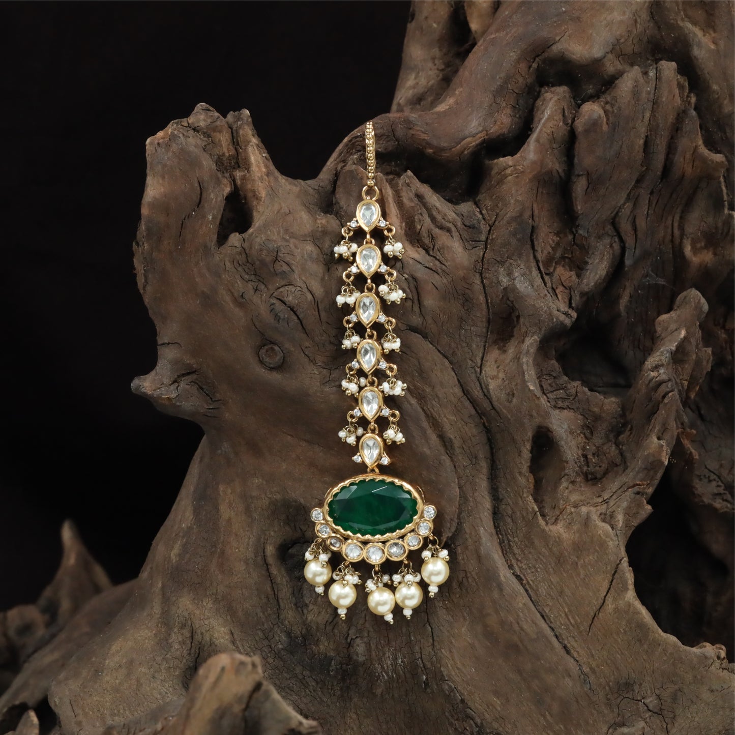 Balanced Vertical Kundan Tikka with Layered Side Detailing and Rounded Pendant Finish