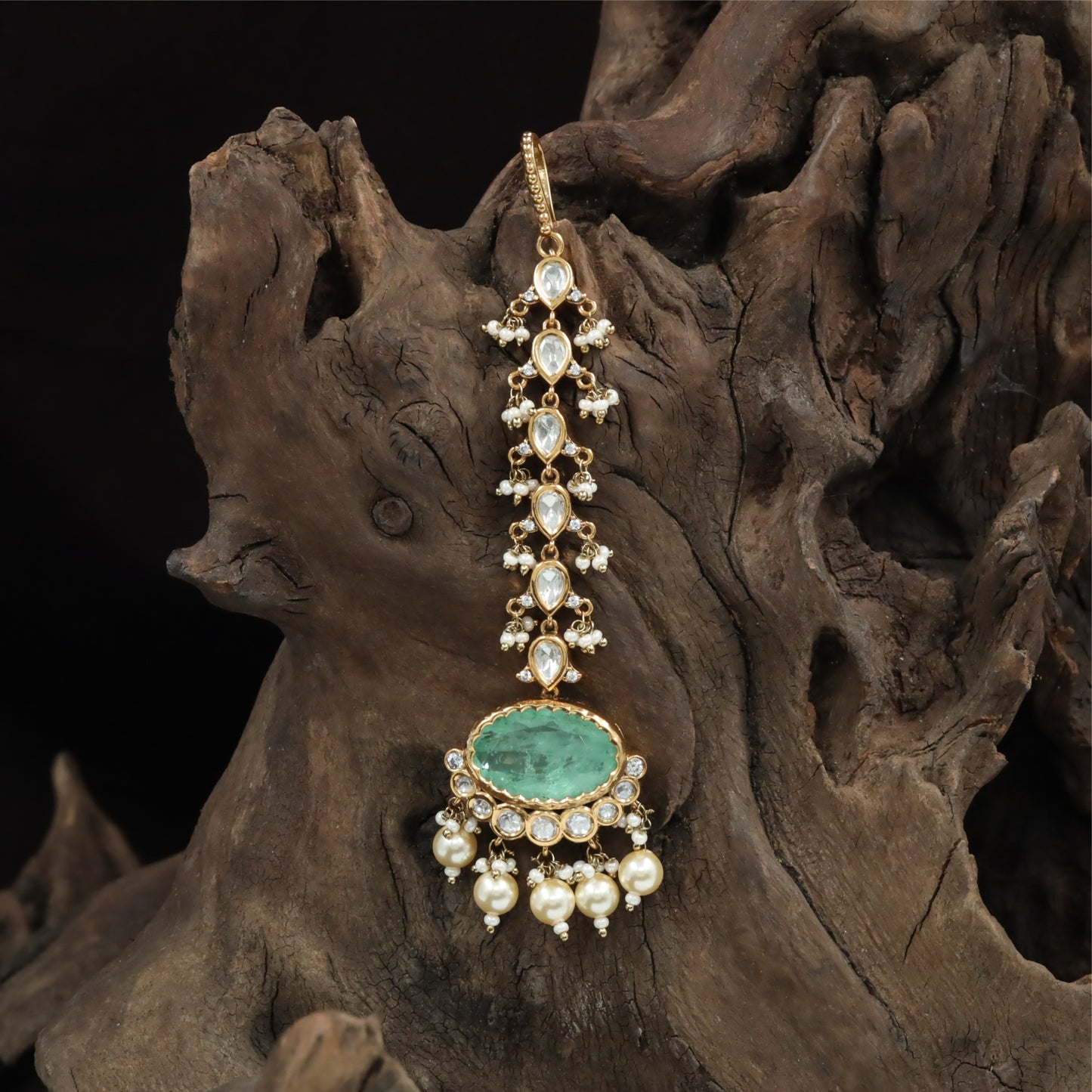 Balanced Vertical Kundan Tikka with Layered Side Detailing and Rounded Pendant Finish
