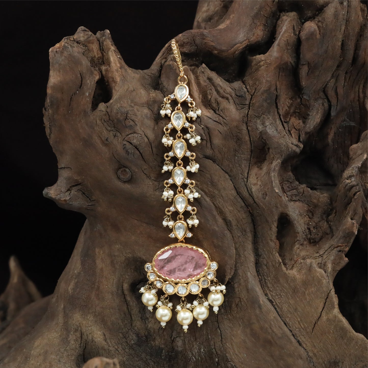 Balanced Vertical Kundan Tikka with Layered Side Detailing and Rounded Pendant Finish