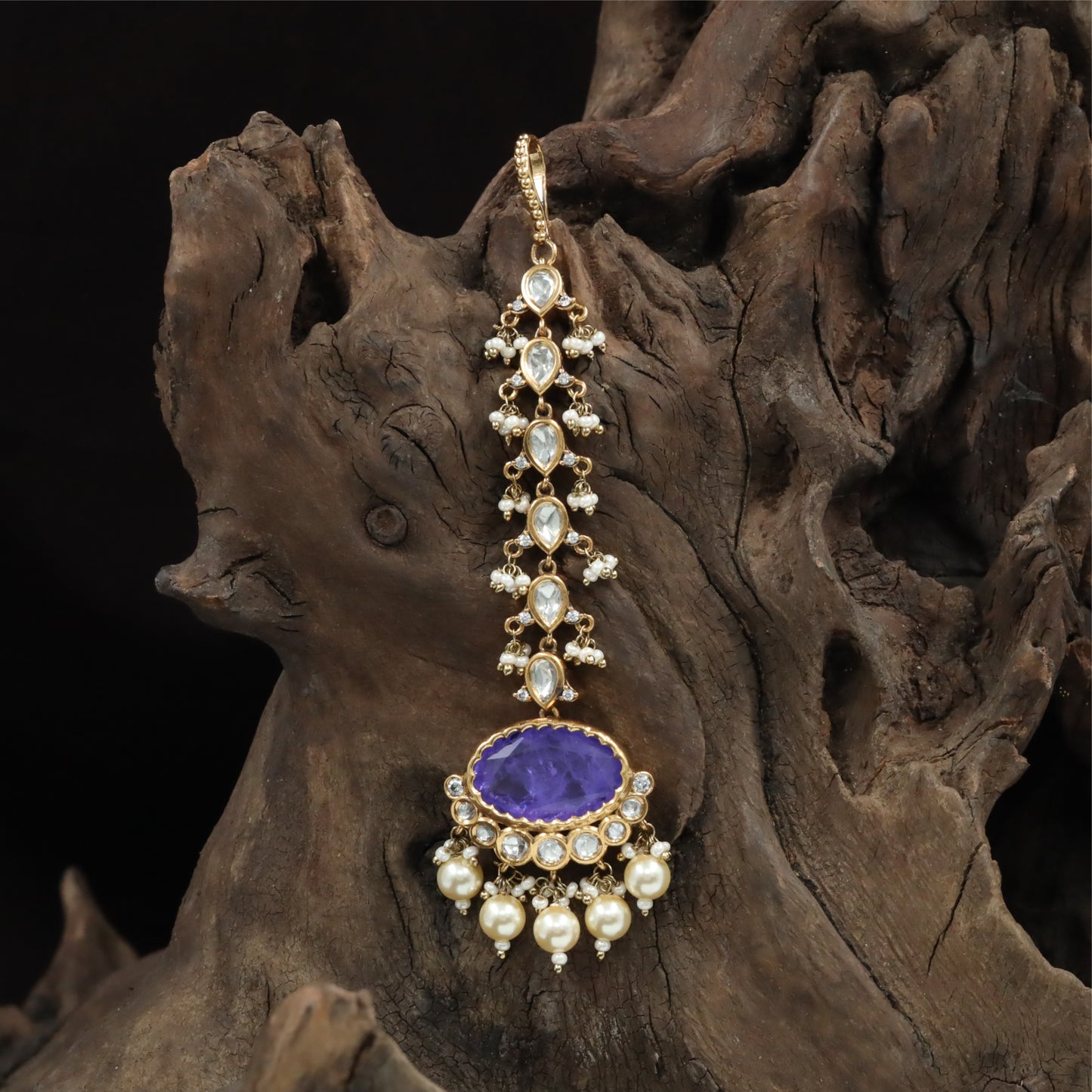 Balanced Vertical Kundan Tikka with Layered Side Detailing and Rounded Pendant Finish