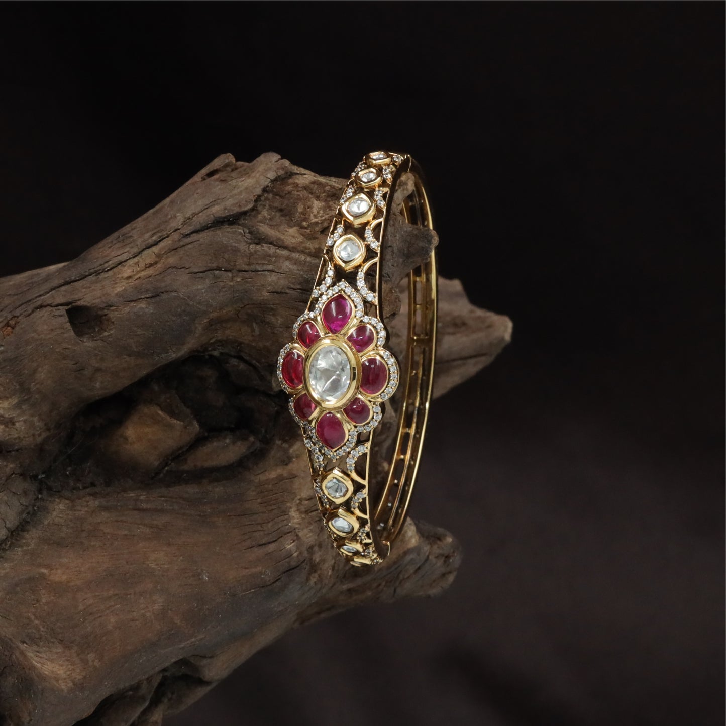 Bloom Highlight Design Kundan Kada featuring Prominent Flower Centre and Linear Band