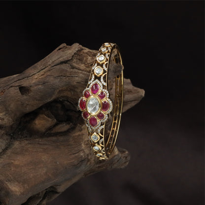 Bloom Highlight Design Kundan Kada featuring Prominent Flower Centre and Linear Band