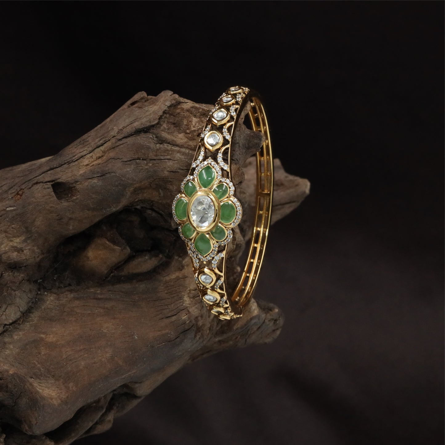 Bloom Highlight Design Kundan Kada featuring Prominent Flower Centre and Linear Band