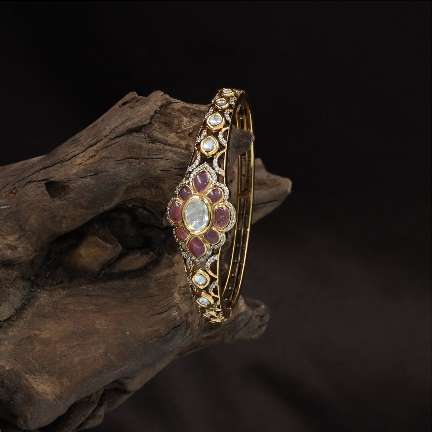 Bloom Highlight Design Kundan Kada featuring Prominent Flower Centre and Linear Band