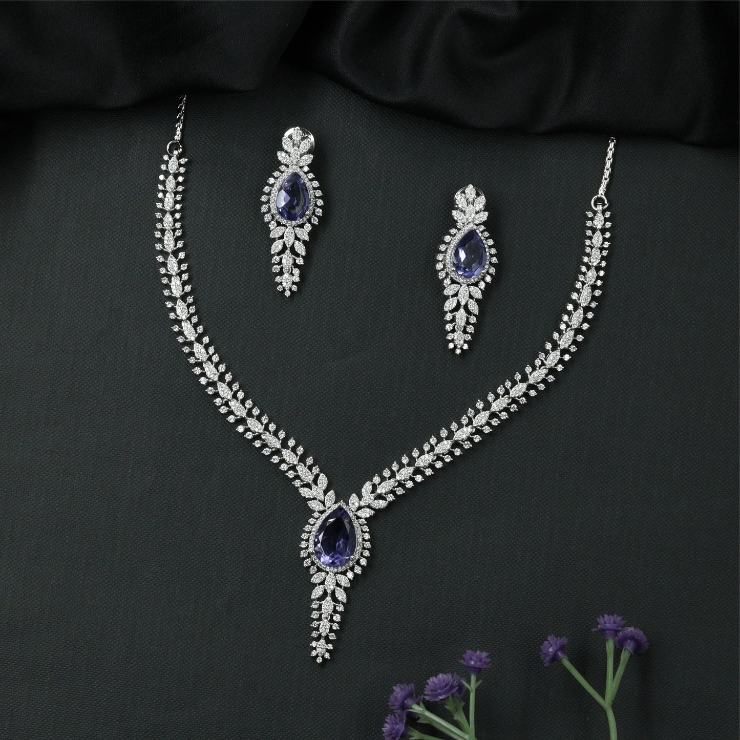 Stylish Contour Necklace with Central Pendant and Structured Stone Layout