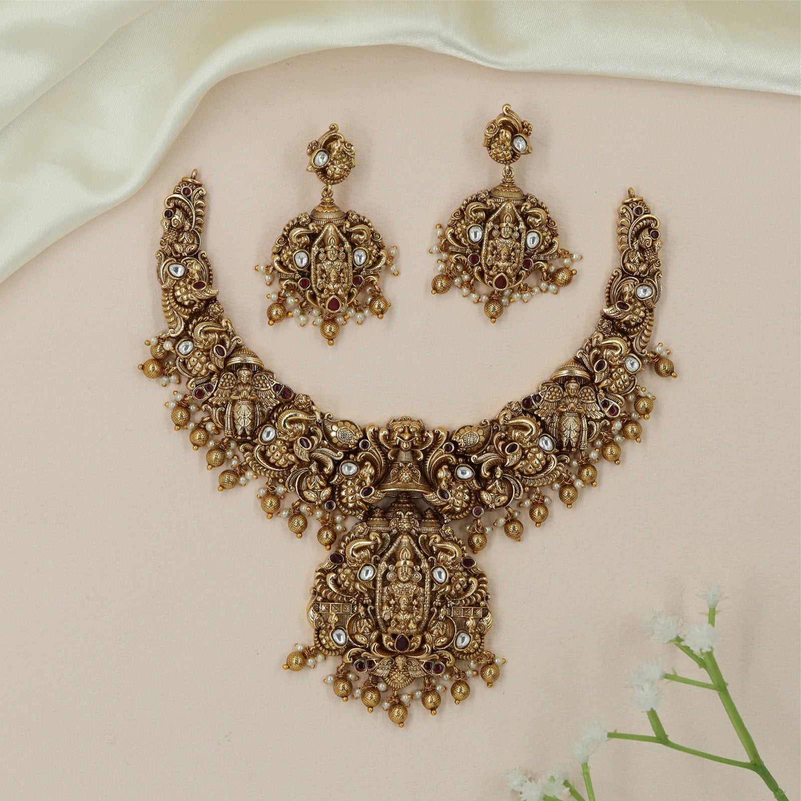Ornamental Venkateshwara Antique Necklace with Sculpted Pendant Layout