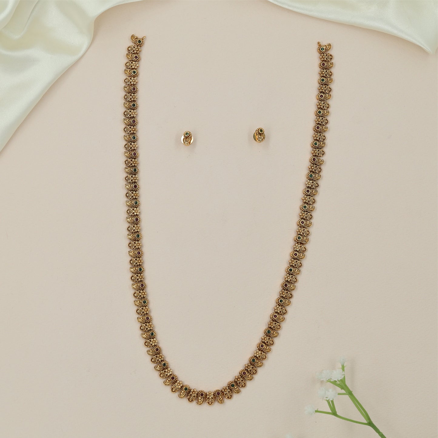 Scallop Rosette Antique Long Hara with Ornamental Link Pattern