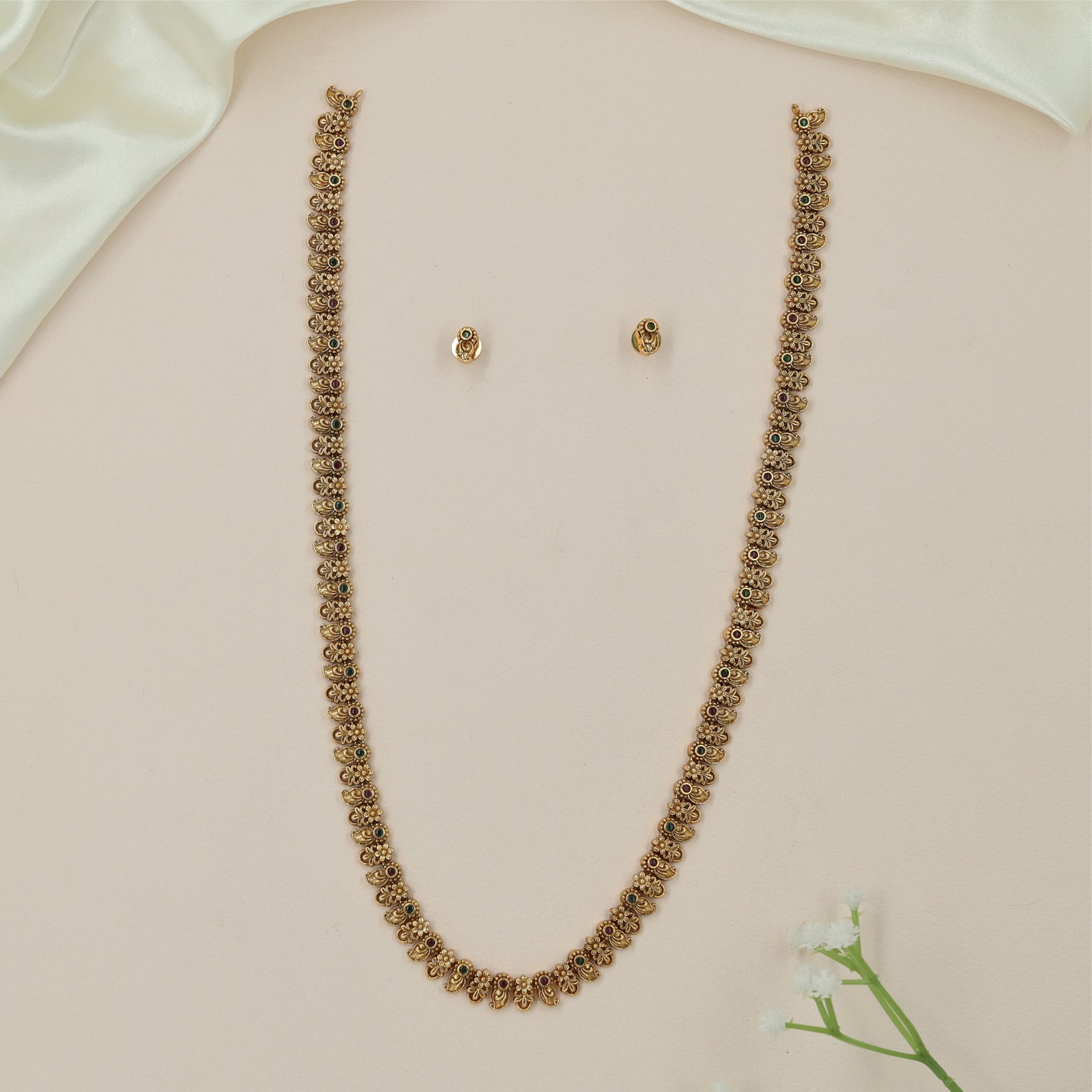 Scallop Rosette Antique Long Hara with Ornamental Link Pattern