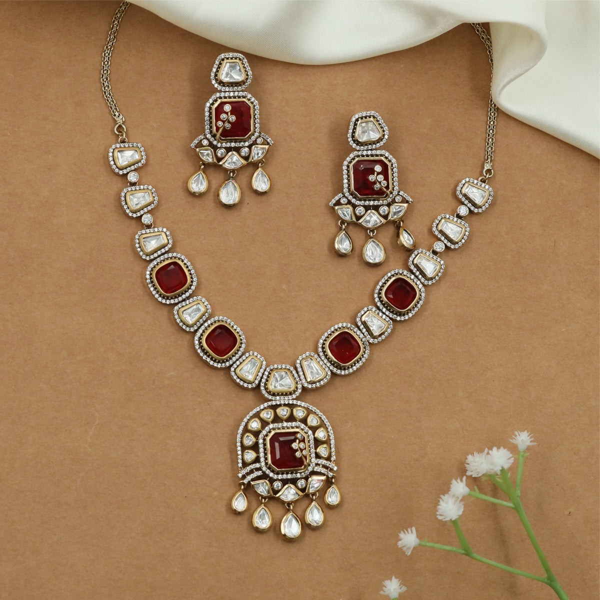 Alternating Cushion Kundan Necklace with Structured Link Arrangement