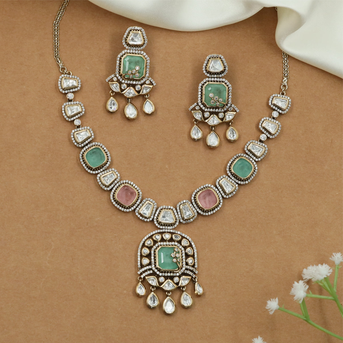 Alternating Cushion Kundan Necklace with Structured Link Arrangement