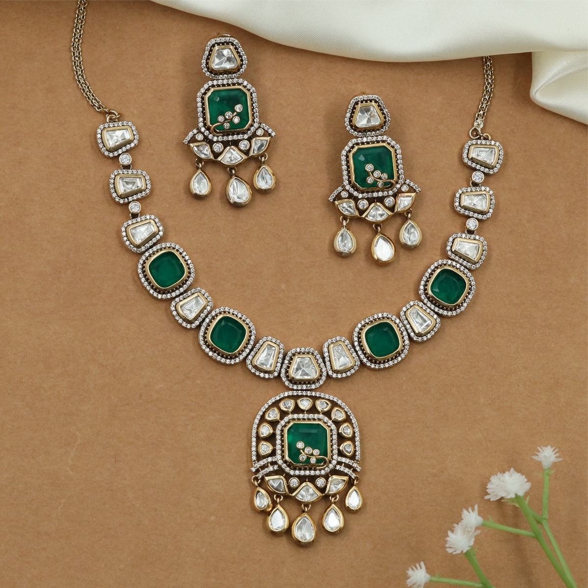Alternating Cushion Kundan Necklace with Structured Link Arrangement