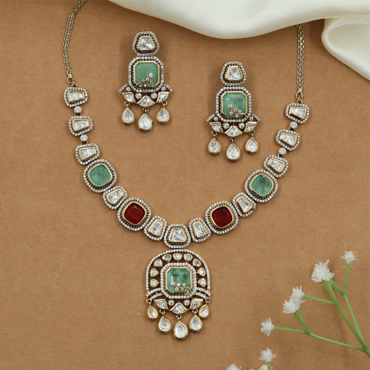 Alternating Cushion Kundan Necklace with Structured Link Arrangement