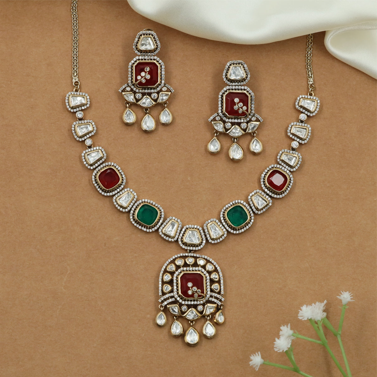 Alternating Cushion Kundan Necklace with Structured Link Arrangement