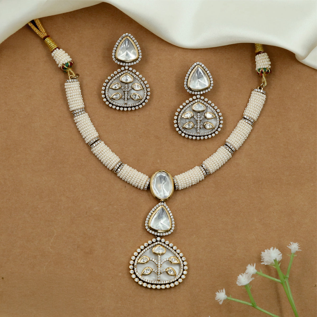 Kundan Necklace Featuring An Intricate Openwork Pendant