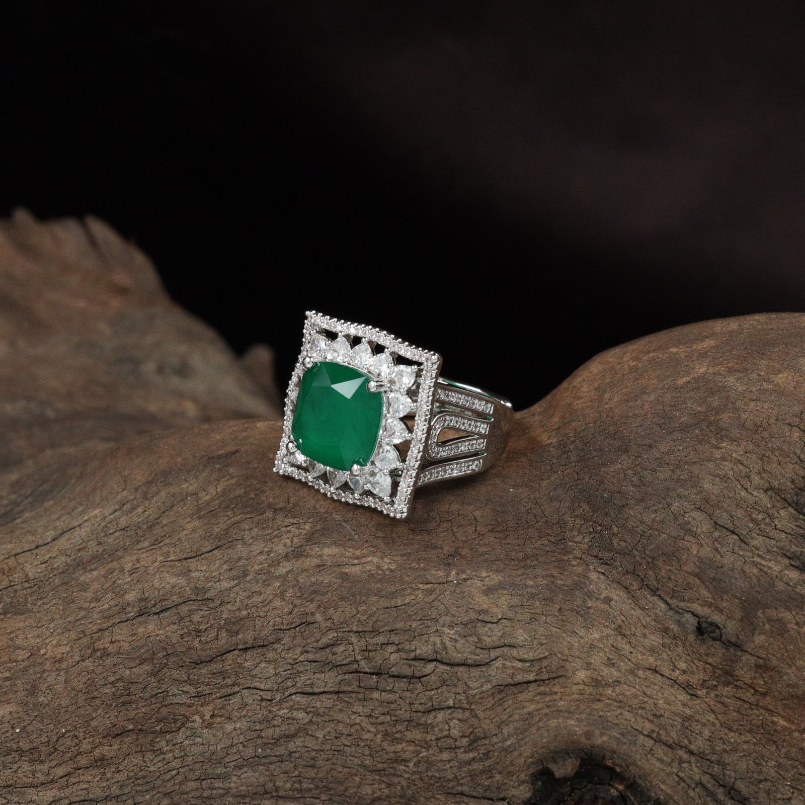 Cubic Crest Finger Ring with Layered Frame Detailing