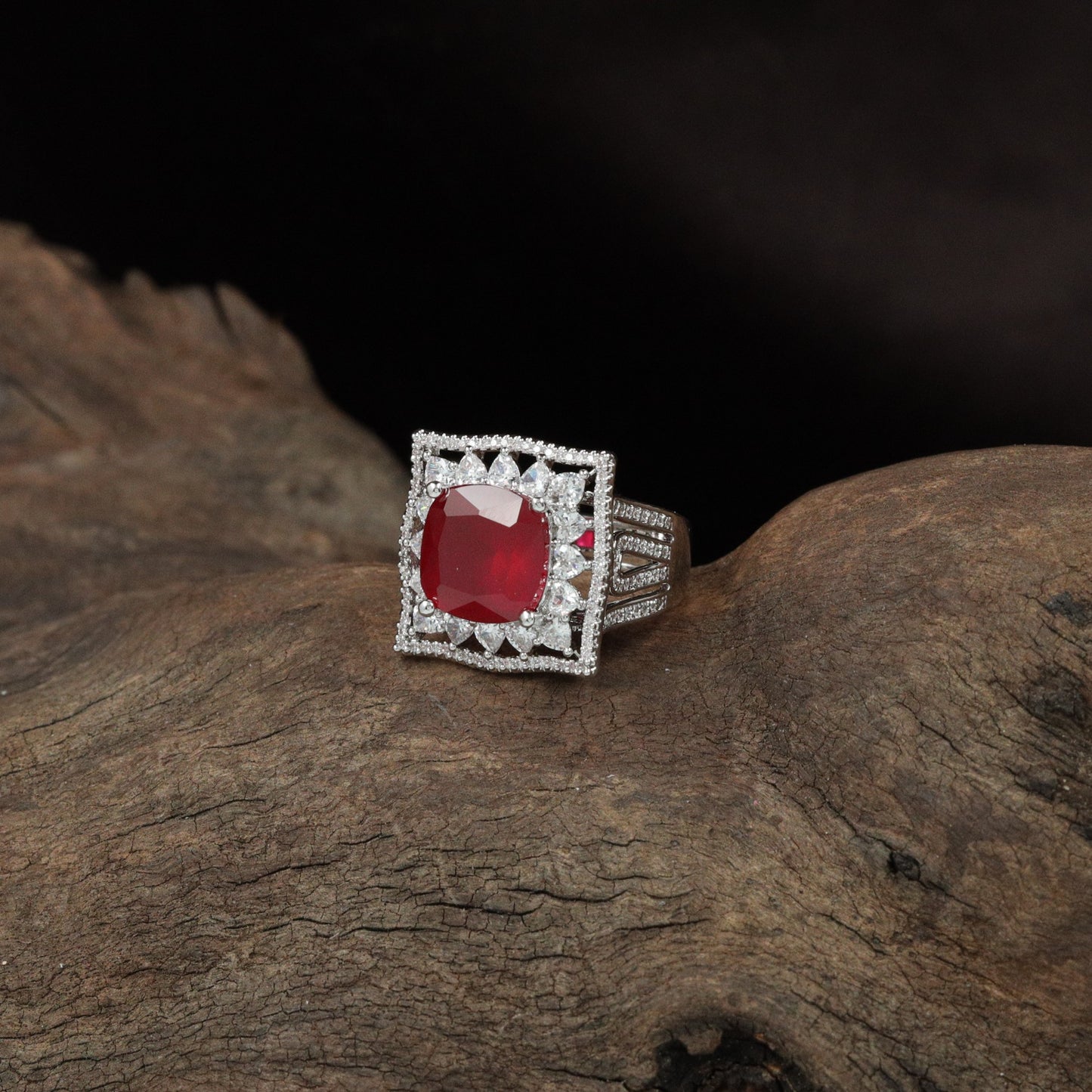 Cubic Crest Finger Ring with Layered Frame Detailing