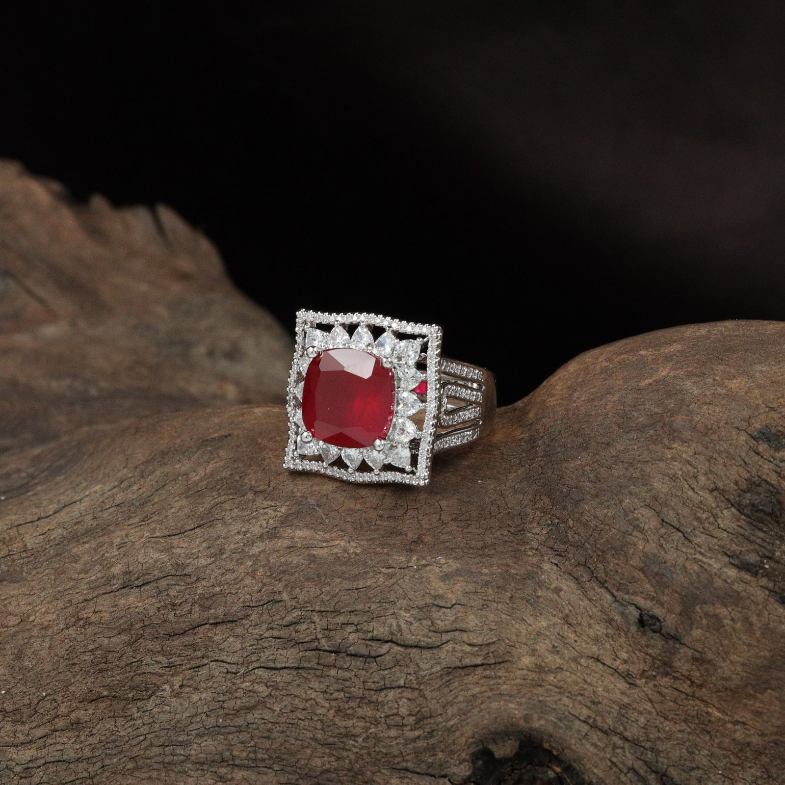 Cubic Crest Finger Ring with Layered Frame Detailing