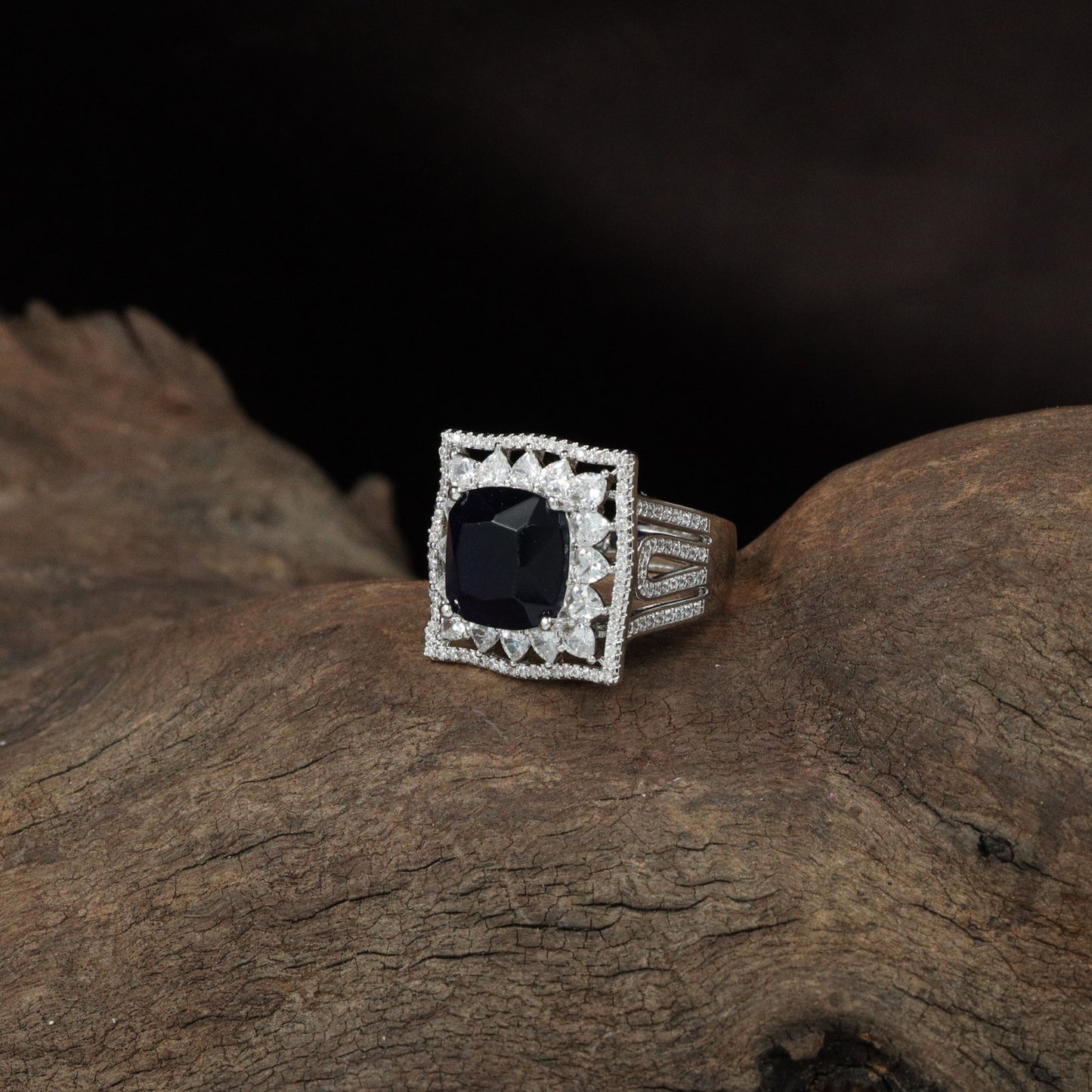 Cubic Crest Finger Ring with Layered Frame Detailing