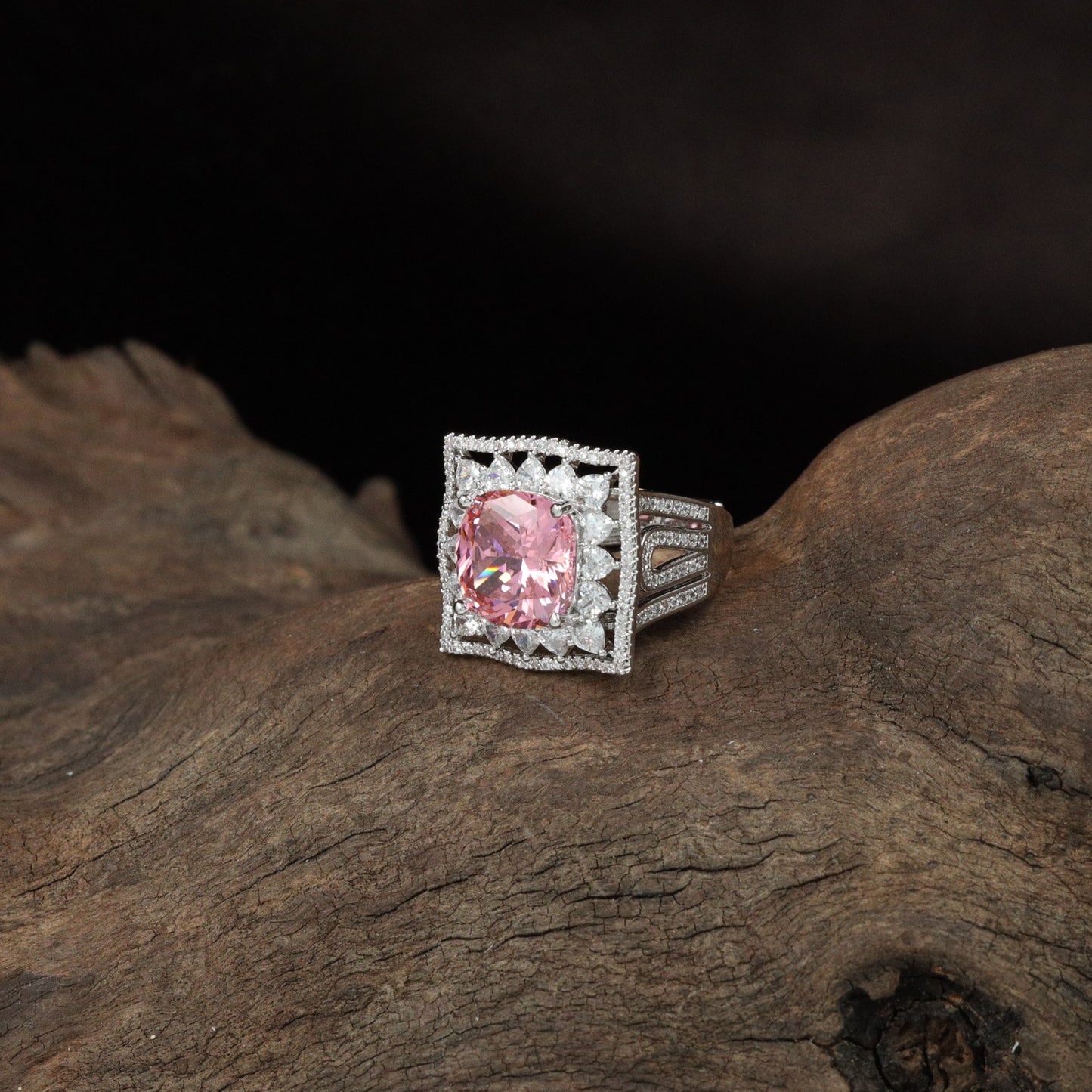 Cubic Crest Finger Ring with Layered Frame Detailing