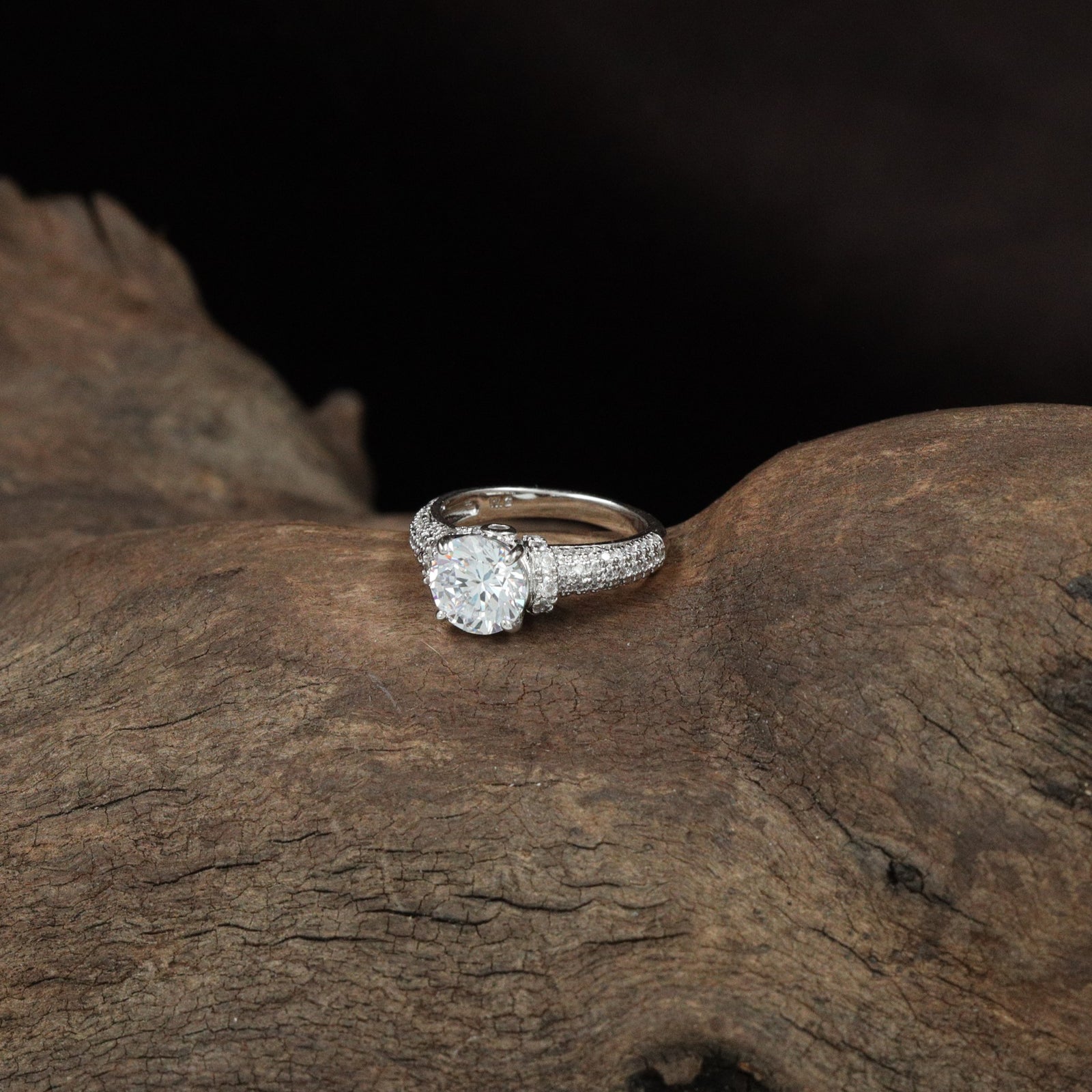 Signature Solitaire Frame Finger Ring with Balanced Shoulder Flow