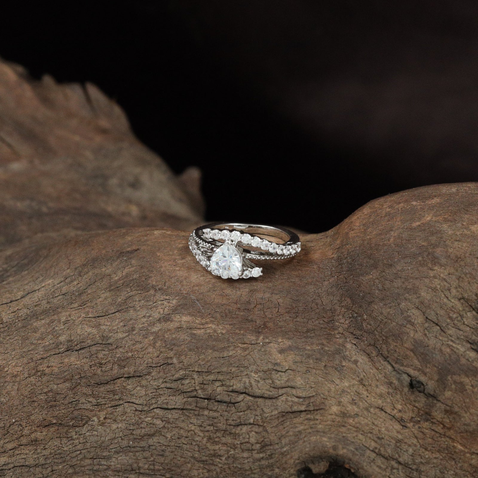 Premium Curve Band Finger Ring with Tapered Crown Frame
