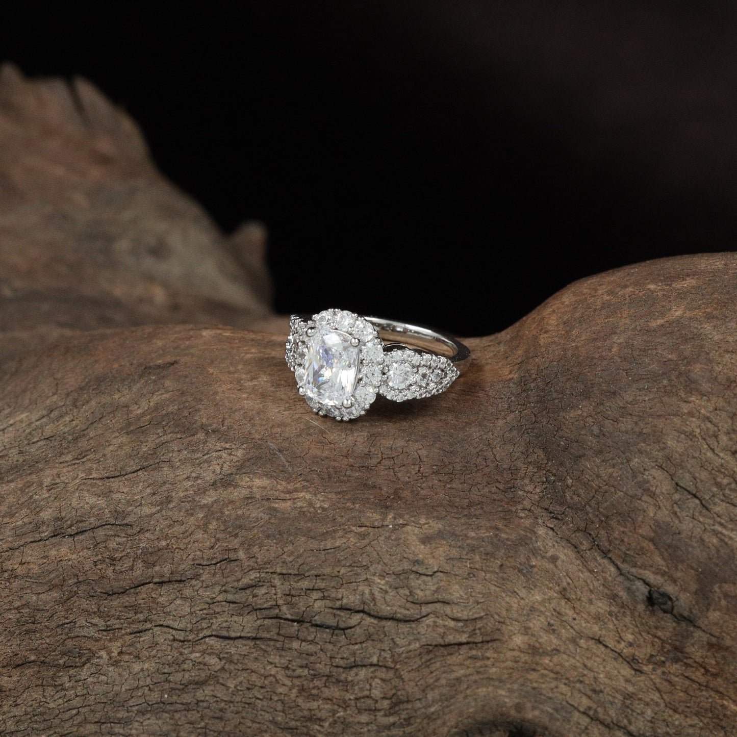 Royal Oval Halo Finger Ring with Split Side Frame