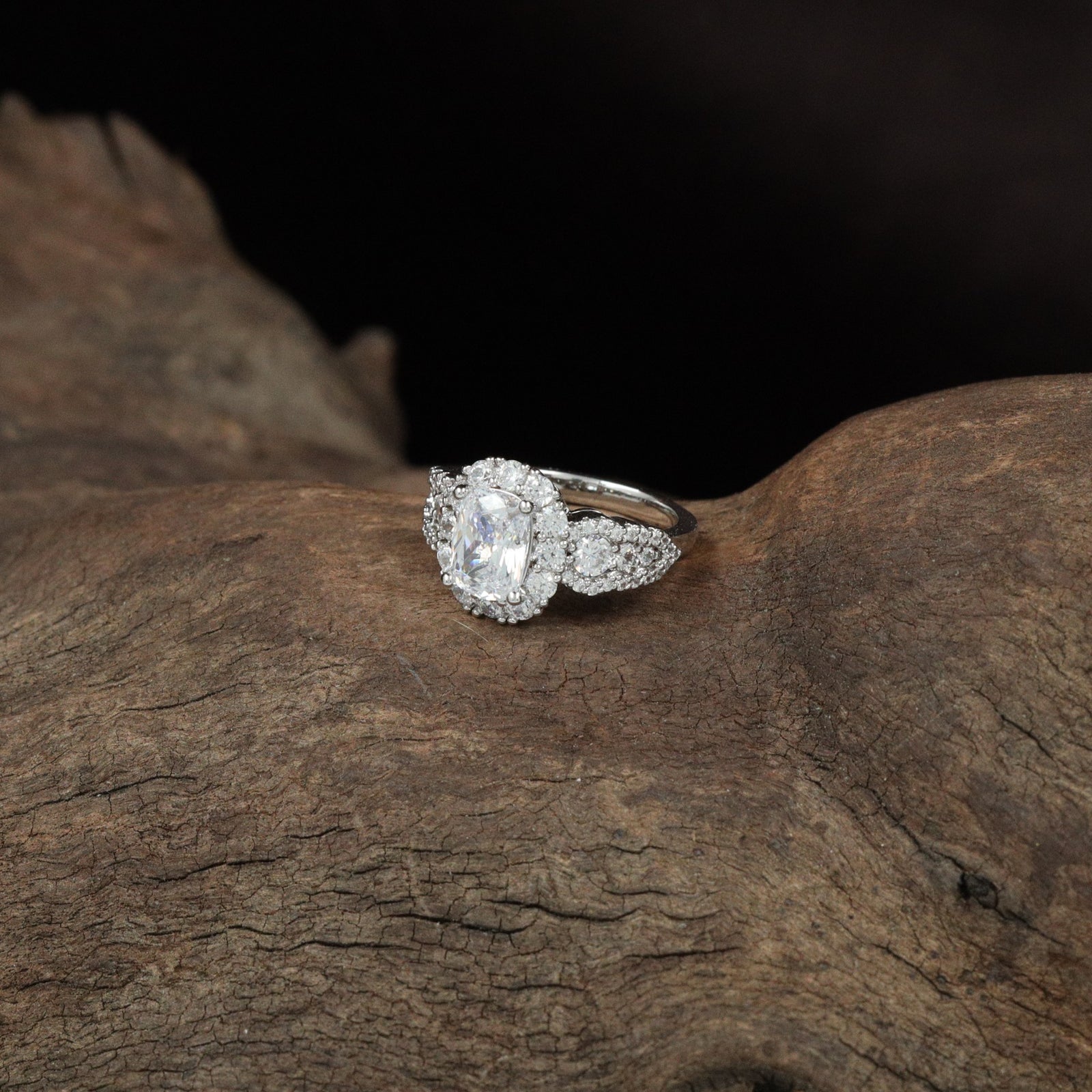 Royal Oval Halo Finger Ring with Split Side Frame