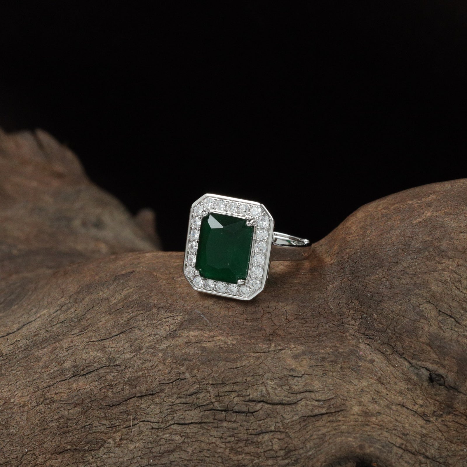 Junction Crown Finger Ring with Structured Border Formation