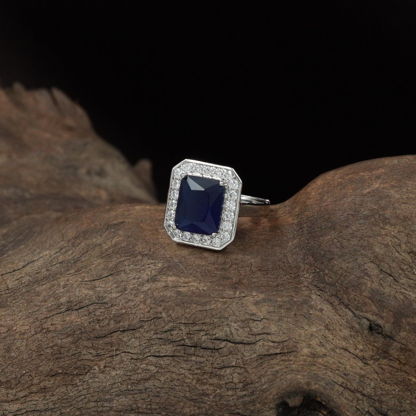 Junction Crown Finger Ring with Structured Border Formation
