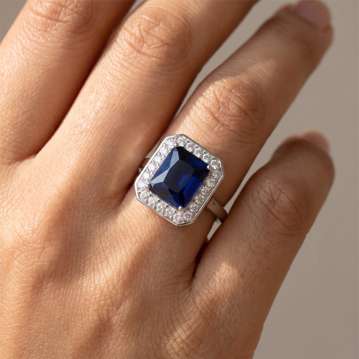 Junction Crown Finger Ring with Structured Border Formation