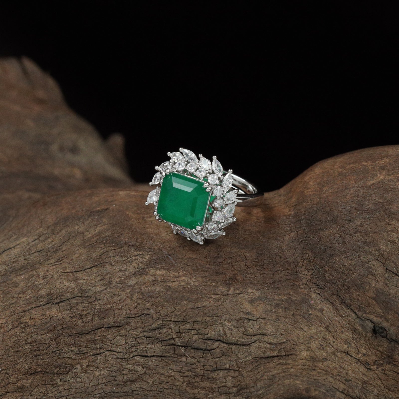Loom Square Finger Ring with Structured Edge Design