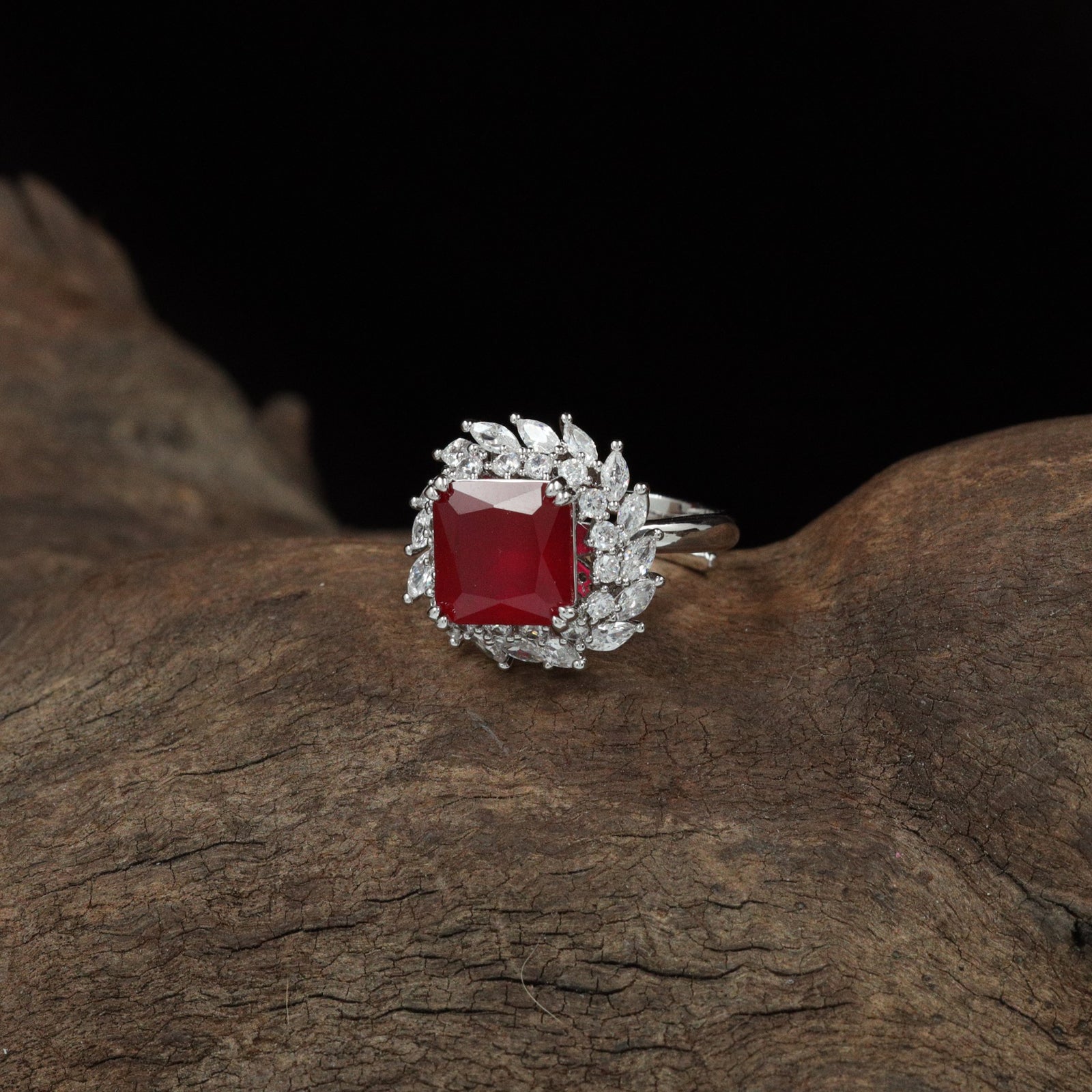 Loom Square Finger Ring with Structured Edge Design