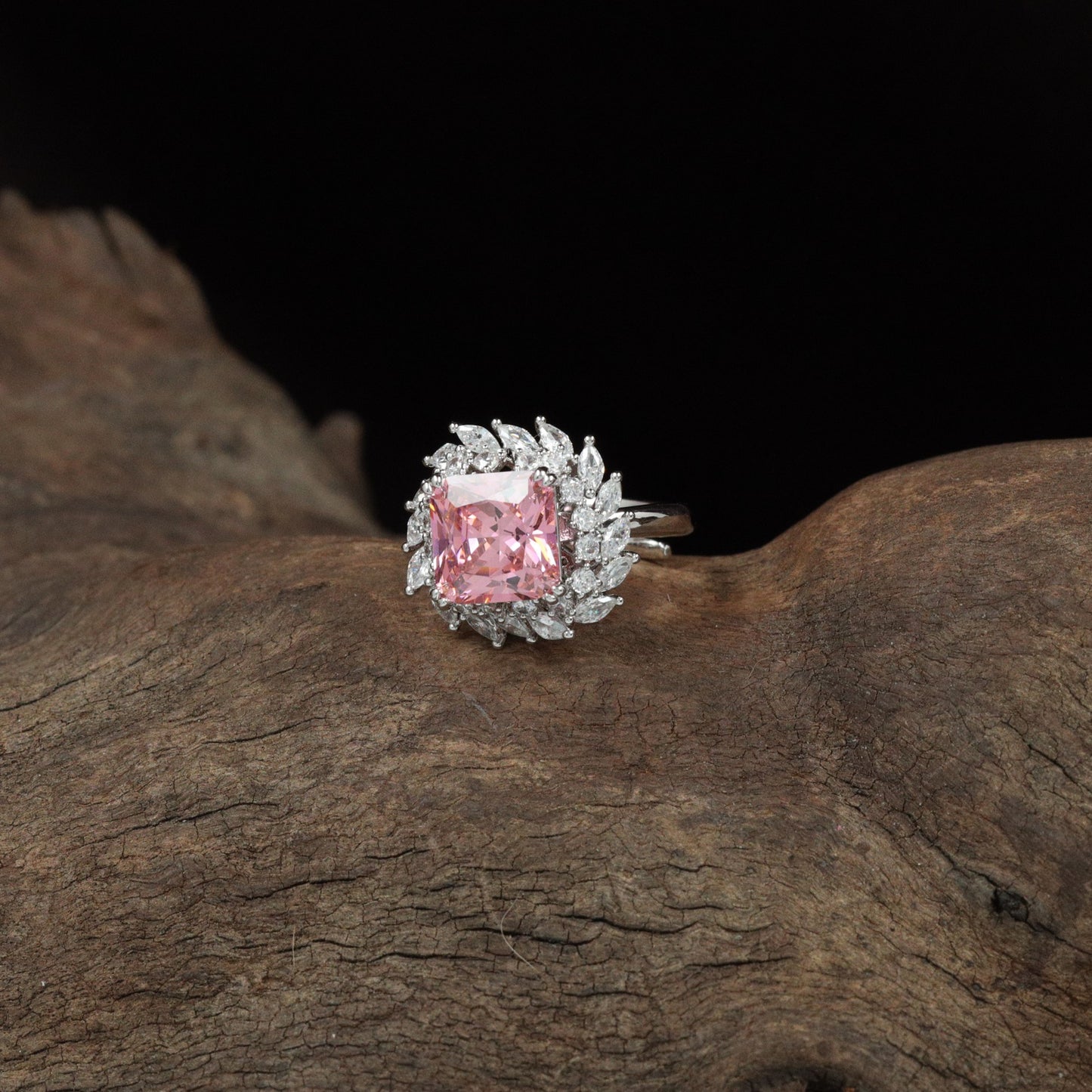 Loom Square Finger Ring with Structured Edge Design